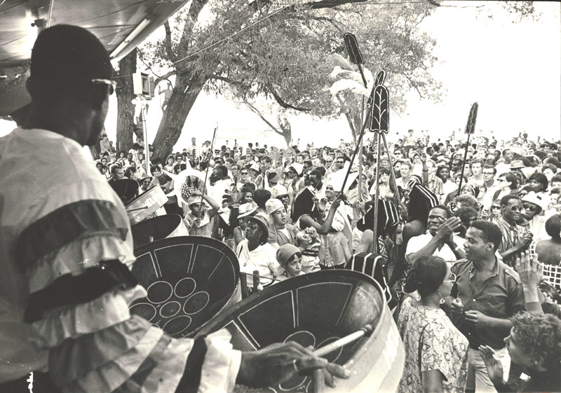 [Hell’s Gate Steel Band se produit à Caribana sur l’île du Centre à Toronto]