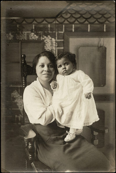 Femme tenant un enfant
